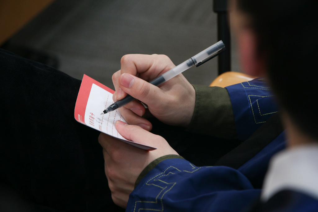 3 同学们认真写下对老师的感谢与祝福2.png