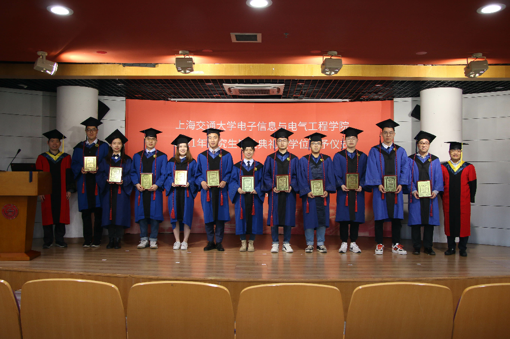 12 优秀毕业生获奖者颁奖2.png