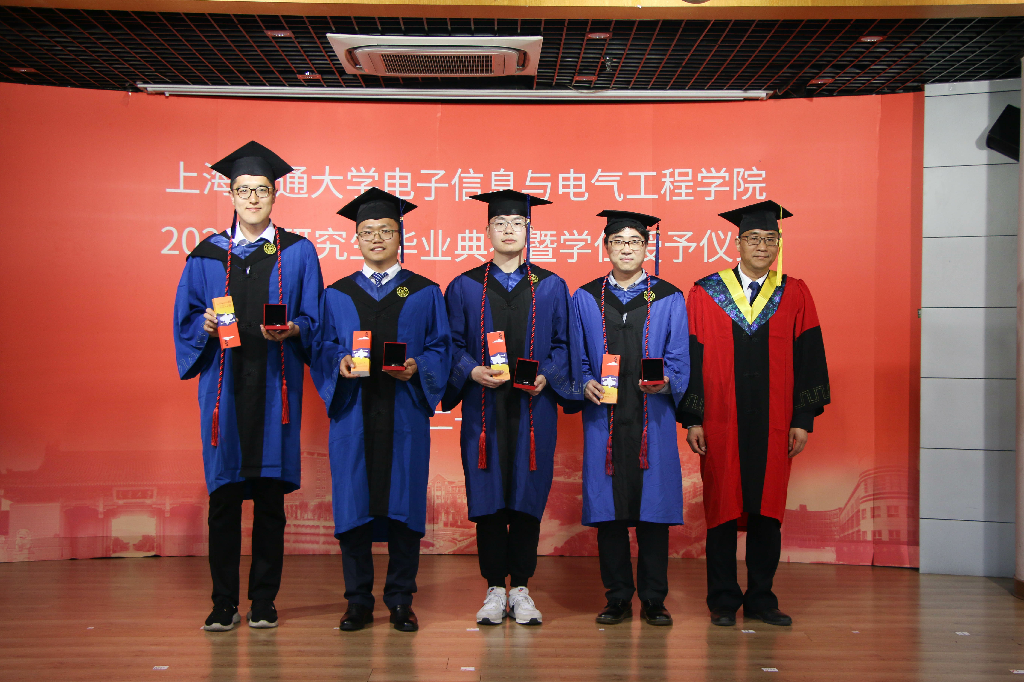 21 系领导向毕业班级理事赠送毕业礼物2.png