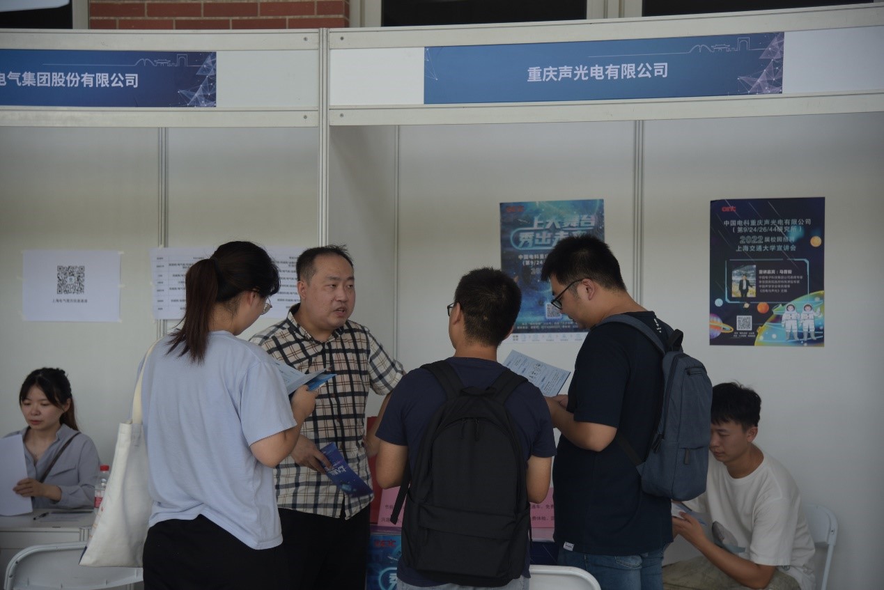 招聘会现场1.jpg