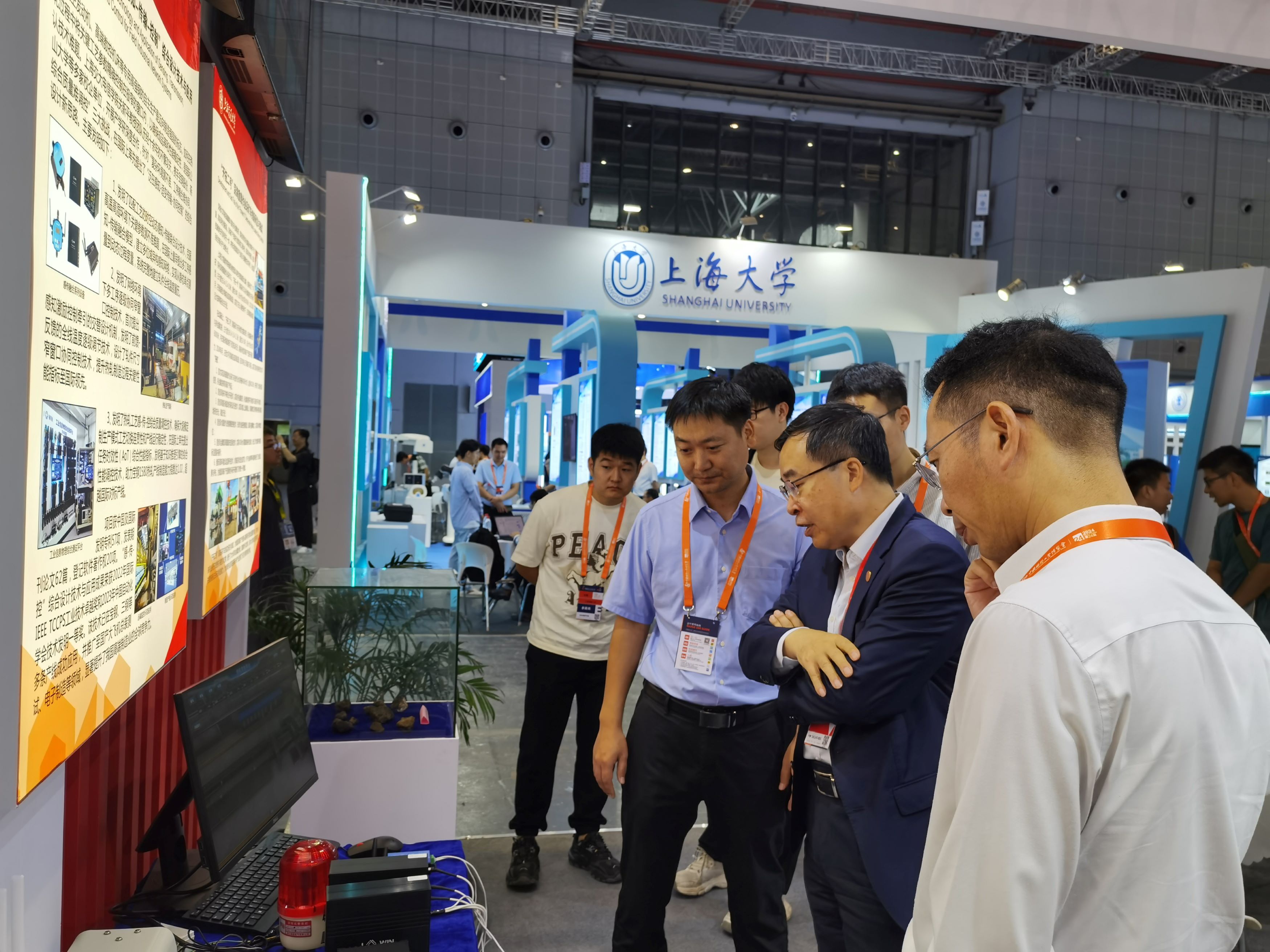 3-1上海交通大学原党委书记马德秀，党委常委、常务副校长奚立峰在工博会现场与团队成员交流.jpg