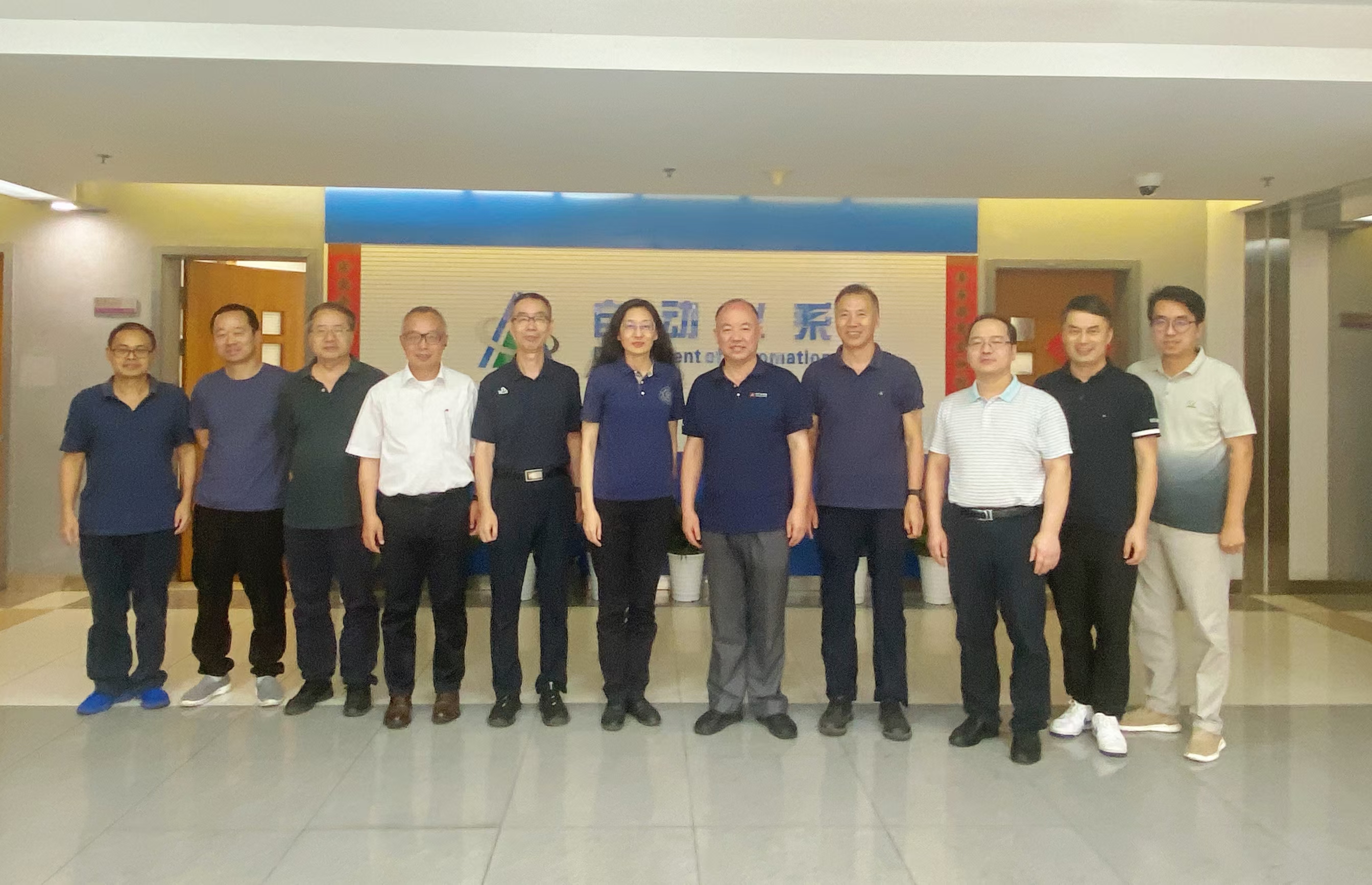 图2孙永滨董事长一行与自动化系教师合影.jpg